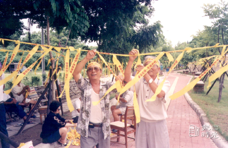 民眾在嘉義市二二八公園繫綁黃絲帶，參與搶救蘇建和等人行動。聯合報系資料照（1996/06/23 陳濱田攝影）