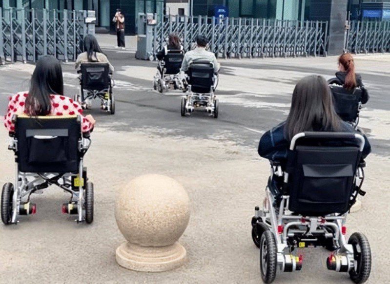廣州市7月1日頒布新規嚴管電動自行車，引發強烈反彈。許多廣州年輕人因此改乘電動輪椅上街，蔚為奇觀。圖／截自微博