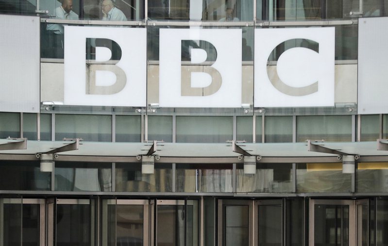 英国广播公司(BBC)一名明星主持人被指控付钱给一名少女为他拍色情照片，时间长达3年，总共付了超过3万5000英镑。美联社(photo:UDN)
