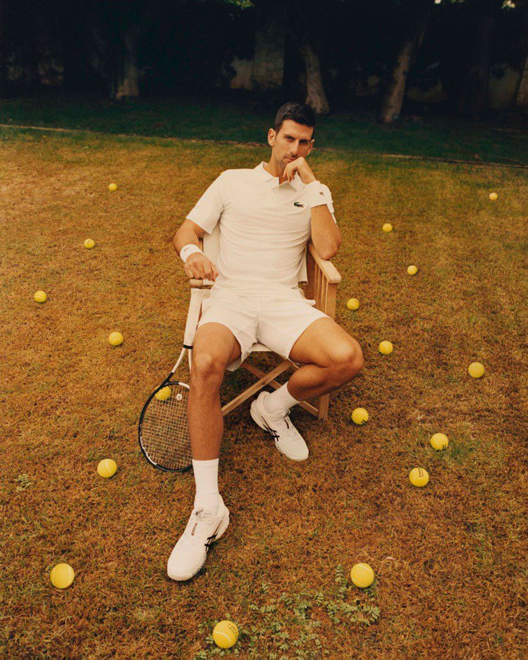 法國時尚品牌Lacoste替現任球王約克維奇（Novak Djokovic）特別打造限定溫布頓系列服飾，以全套白色為主，點綴不同細節。圖／Lacoste提供