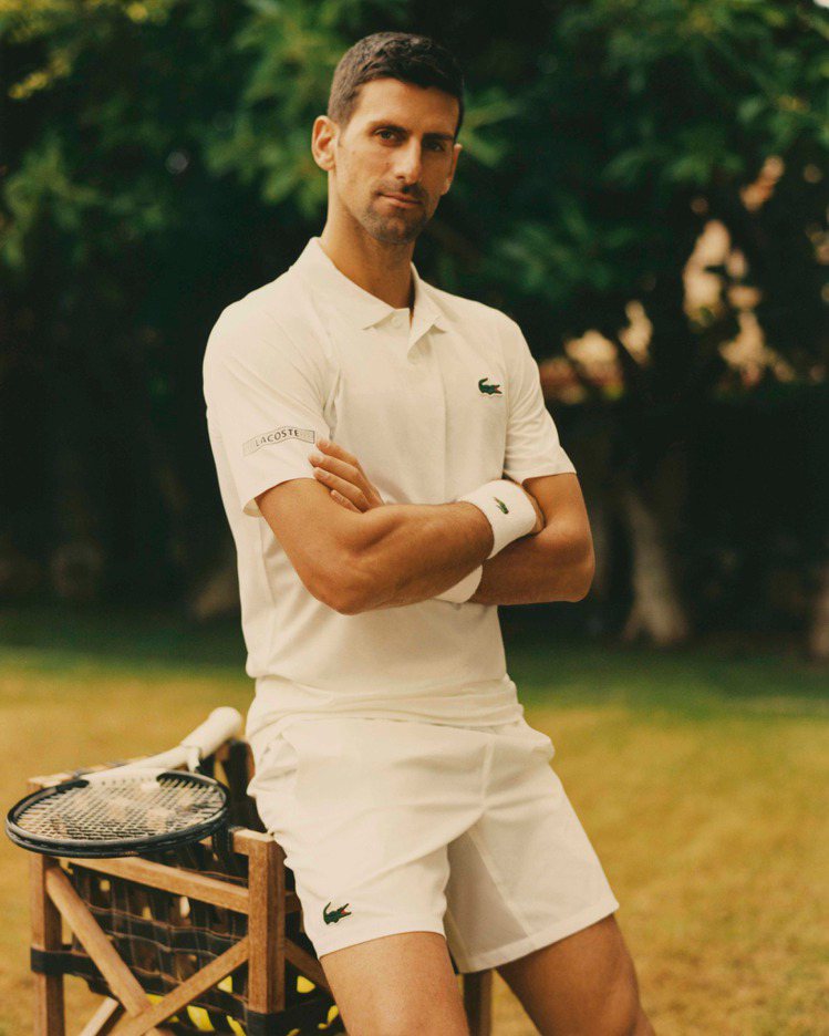 法國時尚品牌Lacoste替現任球王約克維奇（Novak Djokovic）特別打造限定溫布頓系列服飾，以全套白色為主，點綴不同細節。圖／Lacoste提供