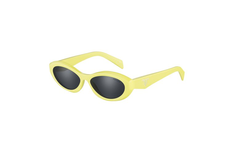PRADA春夏Symbole系列太陽眼鏡，16,500元。圖／Luxottica提供