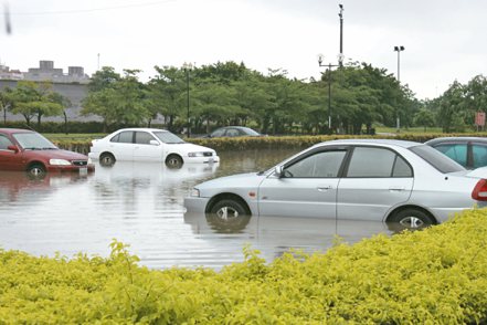 產險業者建議民眾可投保「汽車天災險」，減少愛車因遭受淹水等天災造成的損失。記者吳文良／攝影