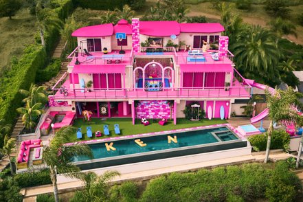 民宿訂房網站Airbnb推出免費的粉紅泡泡真實芭比夢幻屋。(路透)