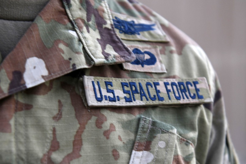 美軍第六軍種「太空軍」成軍超過三年，軍服、標誌、軍歌和預算樣樣齊備，但美軍內部仍對其定位爭論不休。美聯社