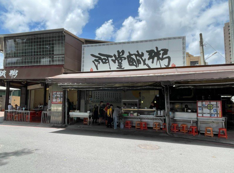 台南小吃人氣店「阿堂鹹粥」爭議不斷。 聯合報系資料照