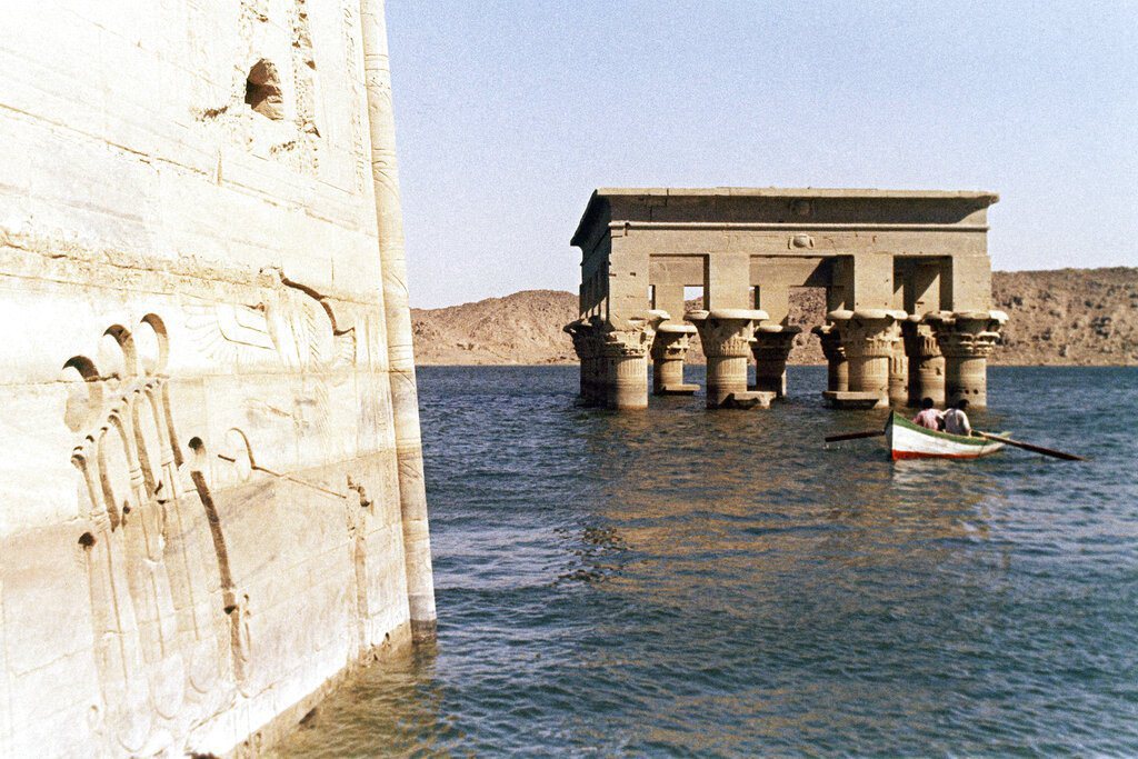 1956年，當時美國因故撤回資助埃及亞斯文水壩（Aswan Dam）的承諾，蘇聯看到一個贏取具備重要策略意義盟友的機會，馬上跳進來提供金援。圖為亞斯文水壩。 圖／美聯社