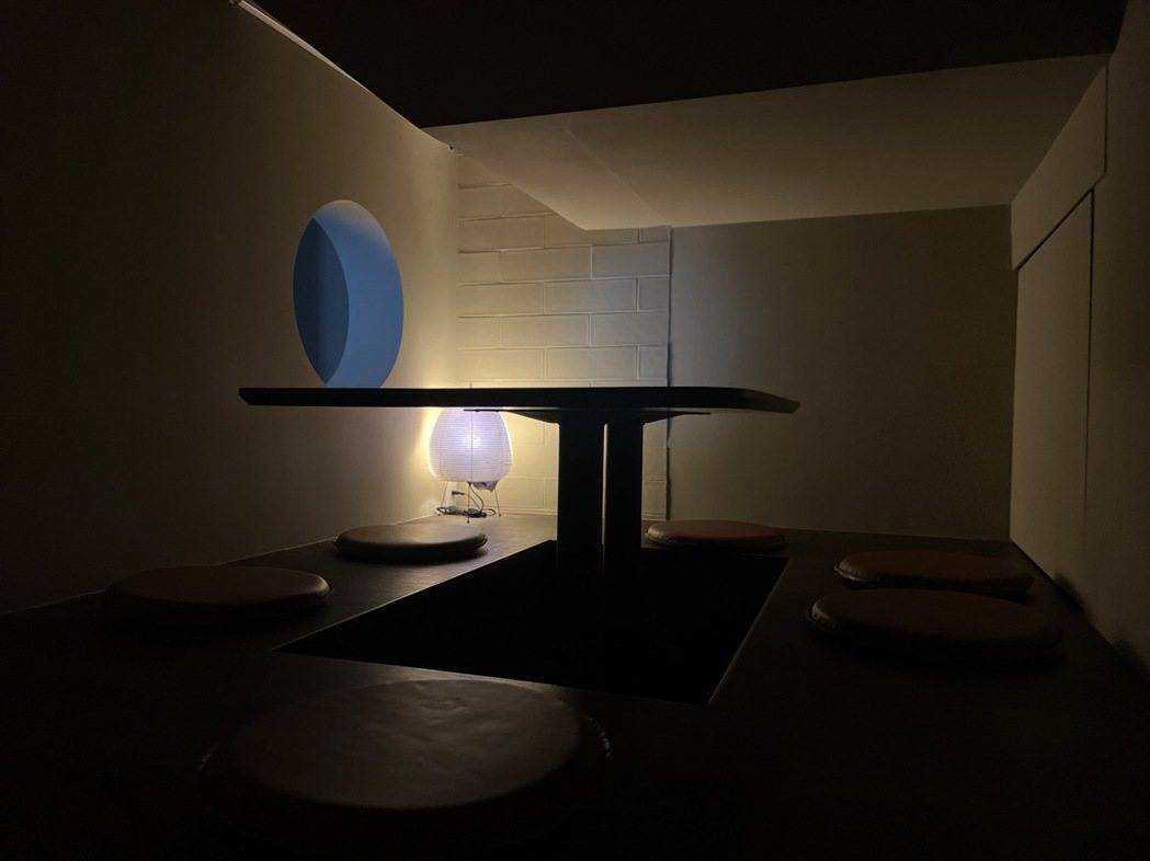 包廂內可見到藝術家野口勇(Isamu Noguchi)所設計的Akari桌燈。 ...