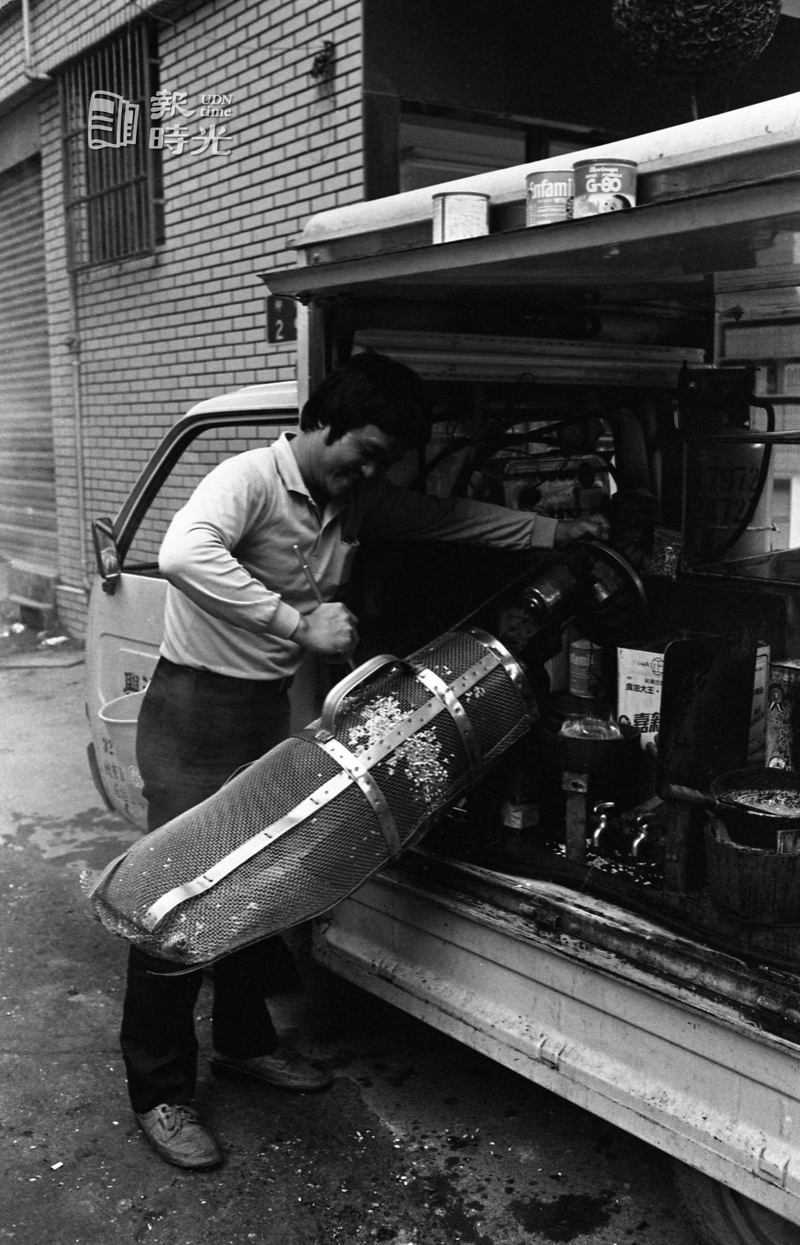 街頭傳統甜點「爆米香」製作過程。聯合報系資料照（1985/12/6）