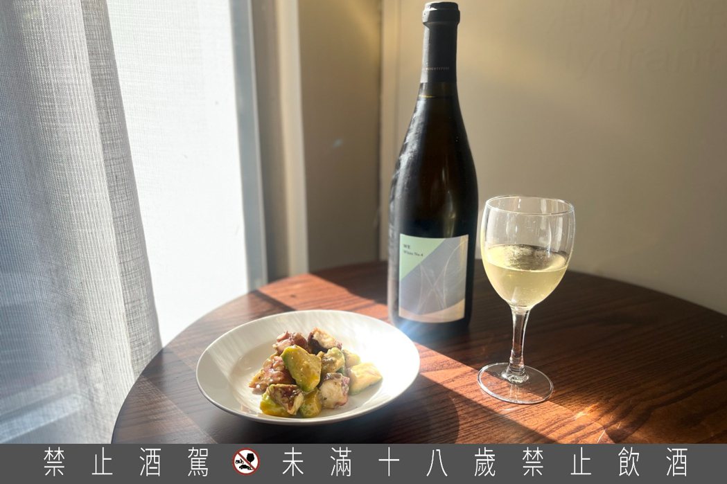 店內可飲用來自台灣的葡萄酒「WE小威石東白酒4號」單杯。 圖／Chris Che...