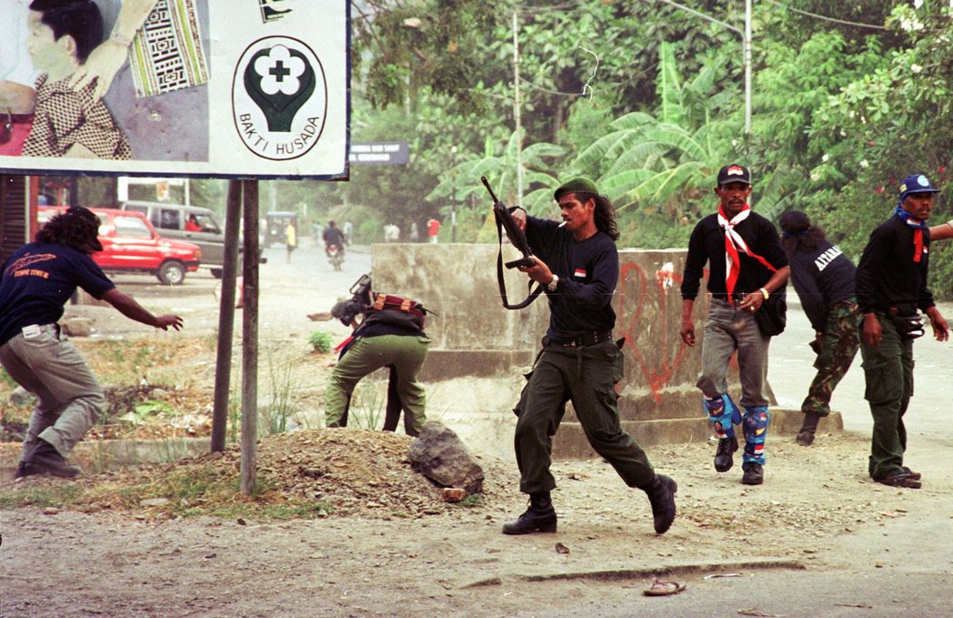 1999 年 8 月 26 日在東帝汶省首府帝力，親印度尼西亞民兵與支持獨立的支...
