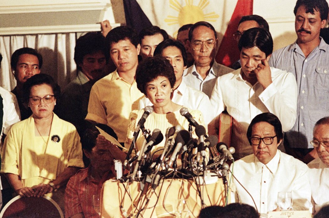 1986 年 2 月 25 日，成為亞洲第一位女總統的柯拉蓉宣布就職。 圖／美聯...