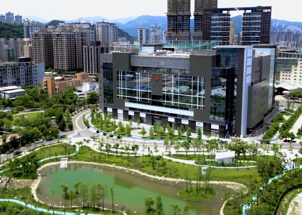 亞洲最大「誠品生活新店」9月試營運，緊鄰7千坪綠湖生態公園。 圖／誠品提供
