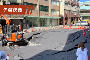 台北市南京西路8日出現天坑後緊急開挖回填，不料10日凌晨又出現新漏水點、封路搶修中。中央社