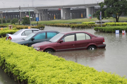 近年來，梅雨季期間常在短時間內就降下致災性豪雨，加上每年7月至10月是颱風肆虐的季節，最常見的無非就是淹水導致許多車輛瞬間成了泡水車。記者吳文良／攝影