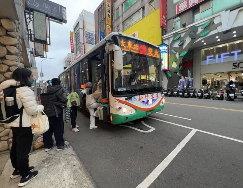 竹市府體恤公車業者，調高合理營運成本、駕駛每月再加薪4000元。圖／新竹市政府提供