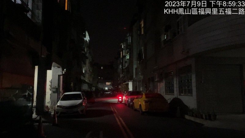 高雄鳳山五甲地區出現大規模路燈故障不亮情況。圖／讀者提供