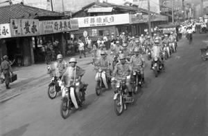 1968年7月11日，台北市政府以學生樂隊配合義警為前導遊行市區，沿途展開全面交通秩序的演習。圖／聯合報系資料照片