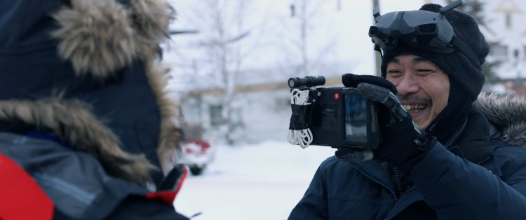 台灣極地超馬選手陳彥博與導演詹宏邦用iPhone 14 Pro max合作拍攝《重返育空》紀錄片。圖／詹宏邦提供