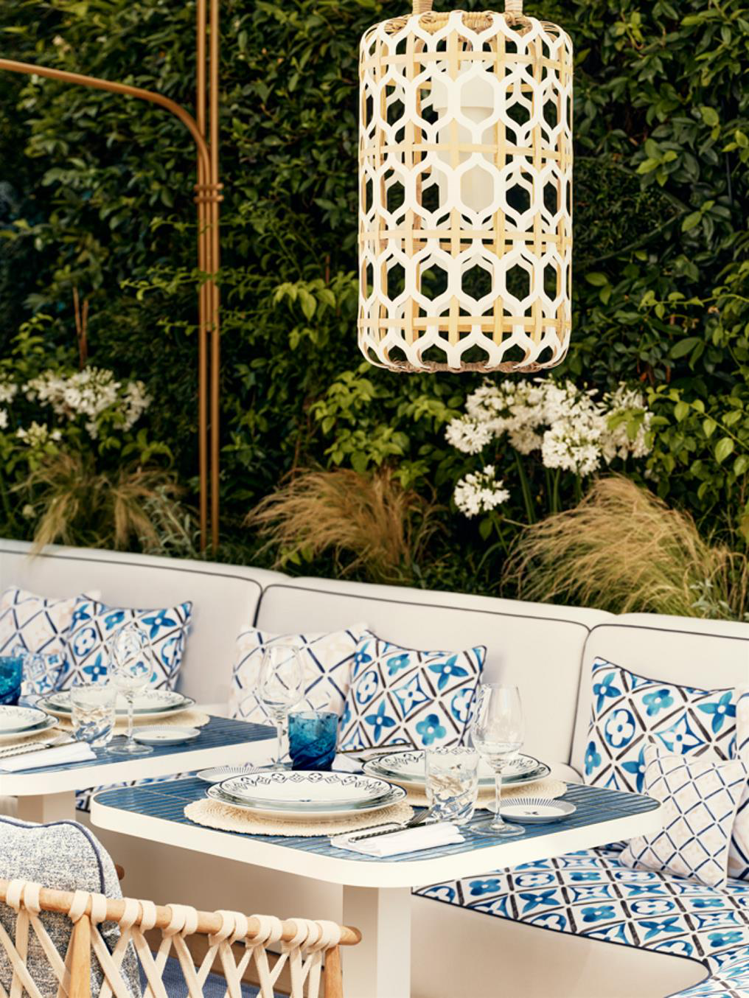 Arnaud Donckele & Maxime Frédéric at Louis Vuitton餐廳裝潢都採用路易威登最新「By The Pool」度假系列中的藍白瓷磚圖案。圖／路易威登提供
