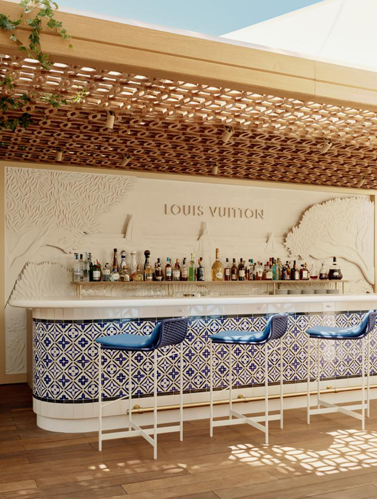 Arnaud Donckele & Maxime Frédéric at Louis Vuitton餐廳裝潢都採用路易威登最新「By The Pool」度假系列中的藍白瓷磚圖案。圖／路易威登提供