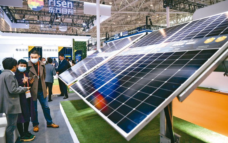 大陸雙碳目標助力綠色發展。圖為第18屆國際太陽能利用大會，展出太陽能相關設施。（中新社）