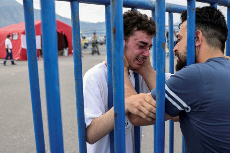 上月一艘滿載難民的船隻在希臘伯羅奔尼梭外海沉沒，敘利亞倖存者穆罕默德在希臘卡拉馬塔與兄弟法迪團圓時激動落淚。路透