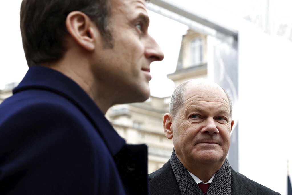 圖為法國總統馬克宏（左）及德國總理蕭茲（右）。 圖／美聯社