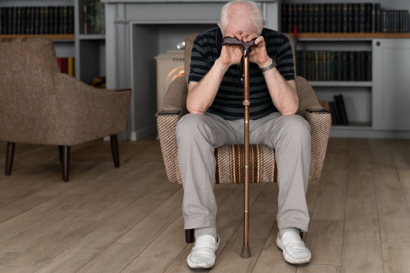 許多人會認為老人家記憶力變差、走路經常跌倒是身體老化的現象，但事實上，長輩有可能...