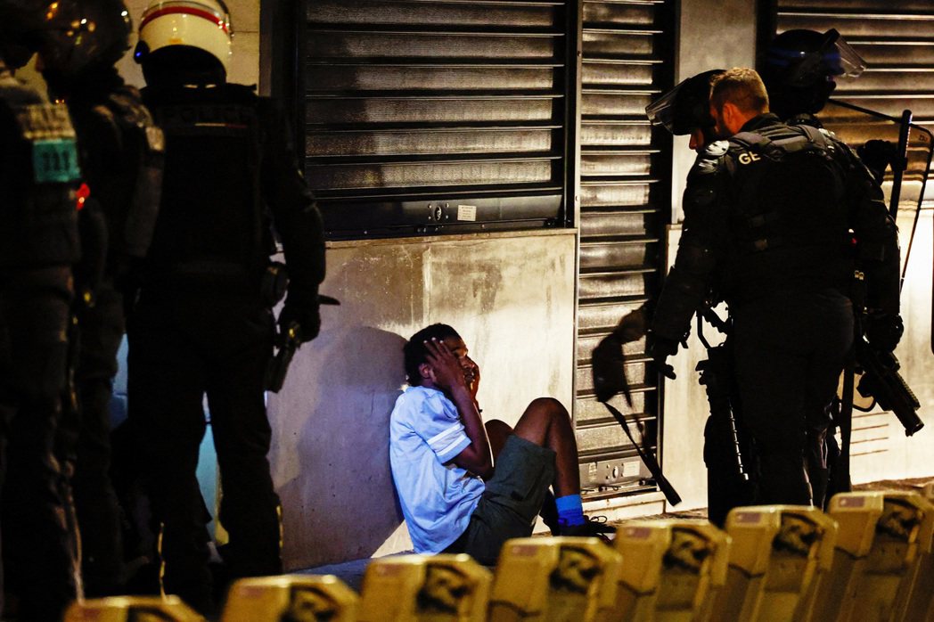 圖／路透社　2023年6月27日，巴黎郊區一名17歲阿爾及利亞裔少年奈爾遭警察槍...