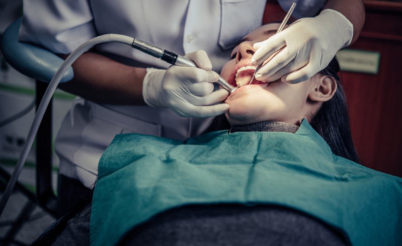 牙科治療時，醫療設備十分重要，其中「空壓機」更不可或缺。示意圖，非新聞當事人。圖／ingimage