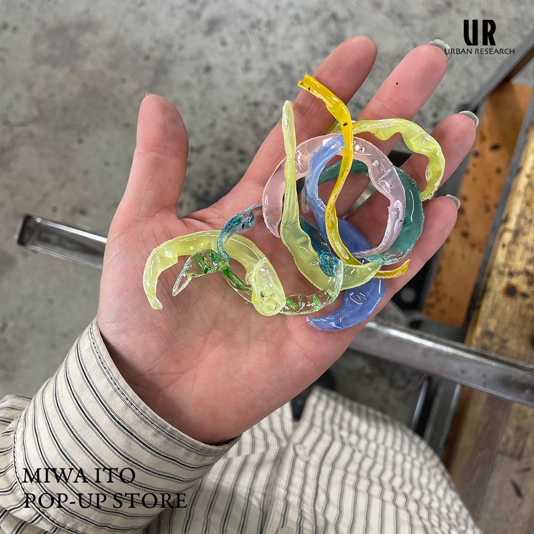透過Miwa的創意發想，賦予物品再生的生命力，各種顏色的玻璃碎片交織一起，折射出...