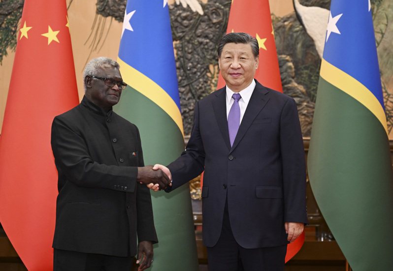 圖為索羅門群島總理蘇嘉瓦瑞（左）與大陸國家主席習近平（右）。 新華社
