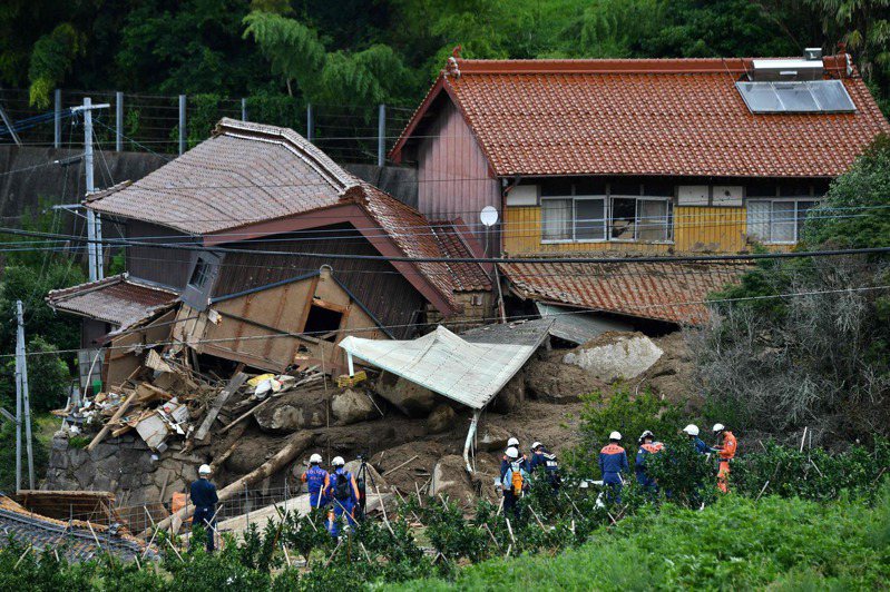 日本九州地方北部因降下破紀錄大雨發生土石崩落及淹水等災情，至今釀6死3失聯。法新社