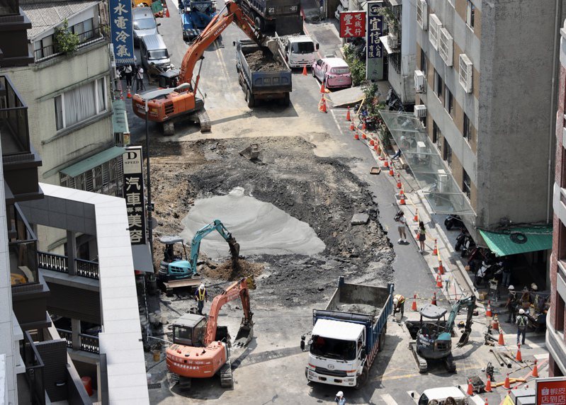 台北市南京西路、貴德街口路面出現塌陷，台北市工務局等單位持續在現場灌漿處理。圖／聯合報系資料照