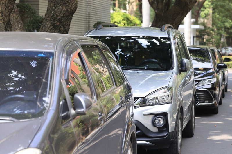 台灣小客車多數會在擋風玻璃、車窗貼隔熱紙，現僅針對計程車（含多元計程車）有所規範，且透光率檢測為目測法。本報資料照