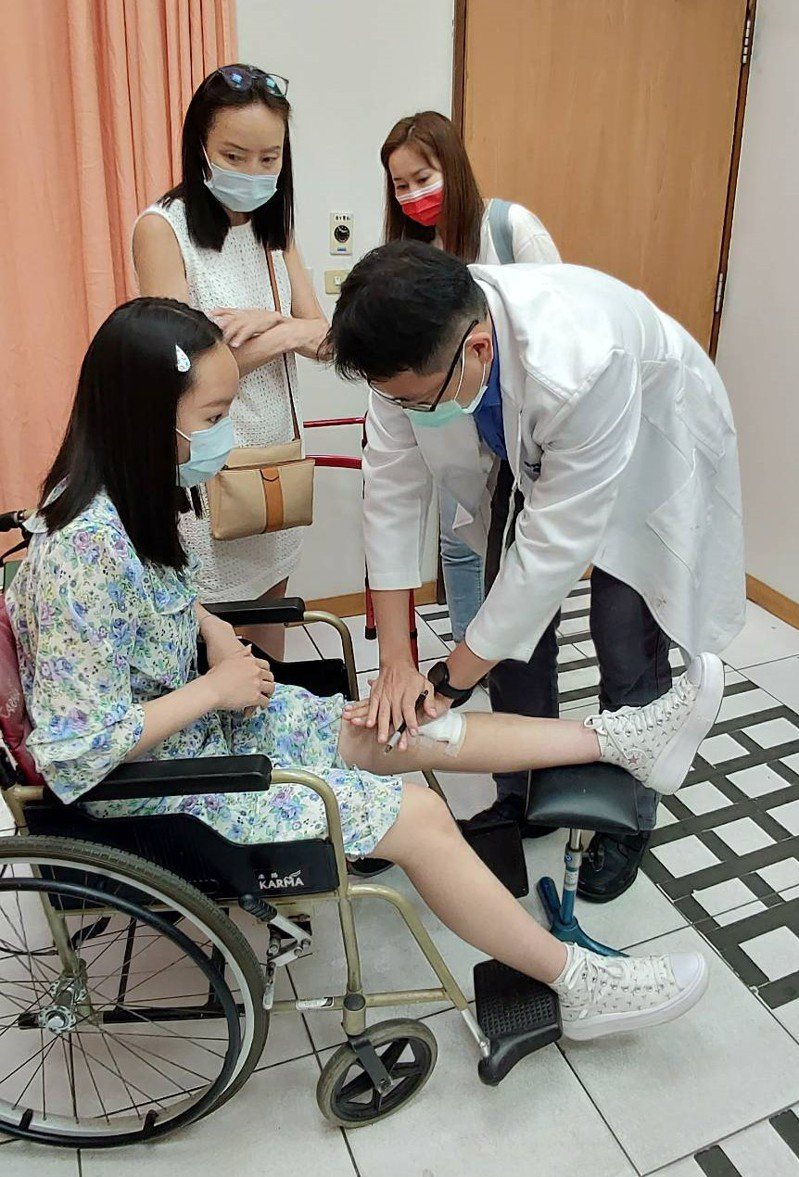 員榮醫療體系員榮醫院骨科主任陳建甫診治Khulan的左膝傷勢。圖／員榮體系提供
