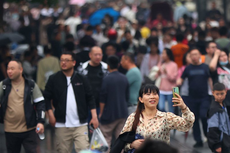 中國社科院報告指出，資產縮水和預期不穩導致民眾主動去槓桿，消費跟理財上顯得保守。（中新社）