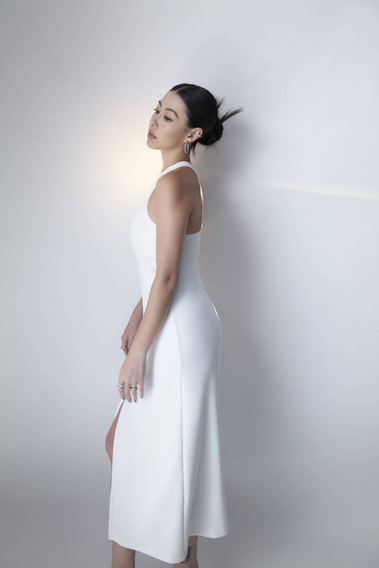 蔡詩芸以自己穿搭風格，重新詮釋台灣電商女裝品牌PAZZO的美圖系列不對稱削肩BRATOP洋裝。圖／PAZZO提供