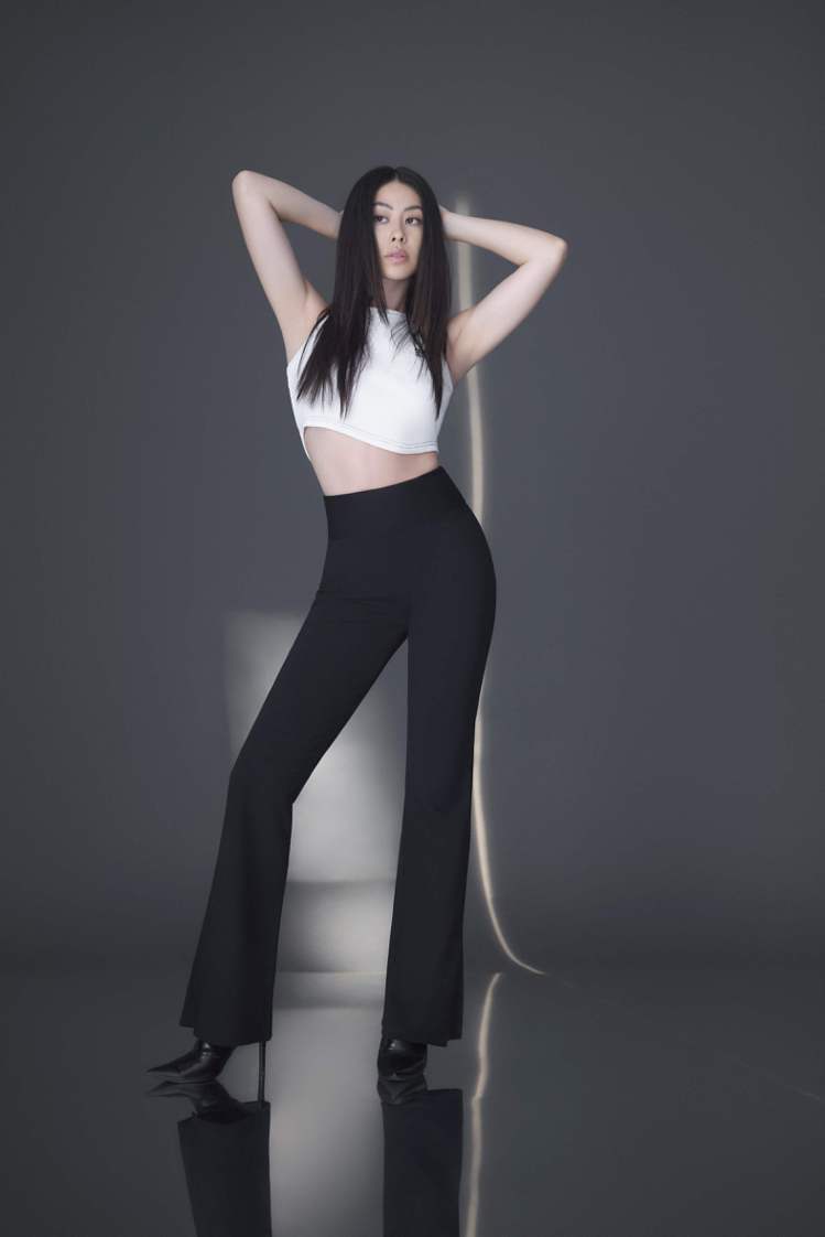 蔡詩芸以自己穿搭風格，重新詮釋台灣電商女裝品牌PAZZO的美圖系列瘦瘦褲。圖／PAZZO提供