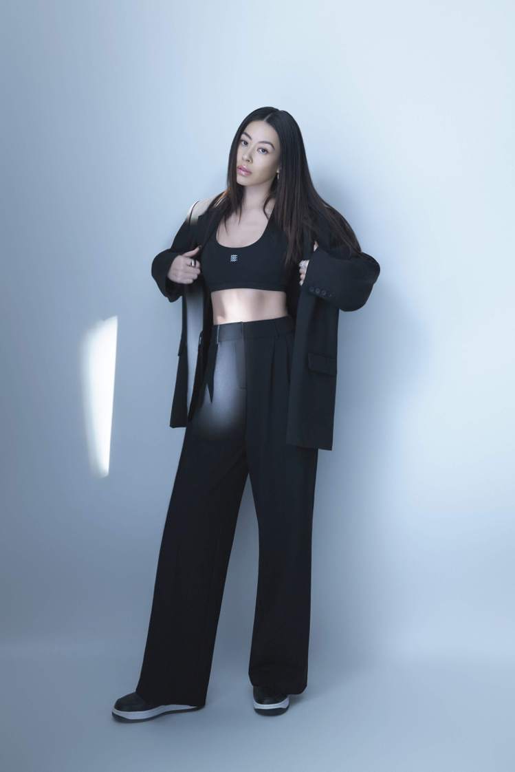蔡詩芸以自己穿搭風格，重新詮釋台灣電商女裝品牌PAZZO的美圖系列雙摺藏肉挺版西裝寬褲。圖／PAZZO提供