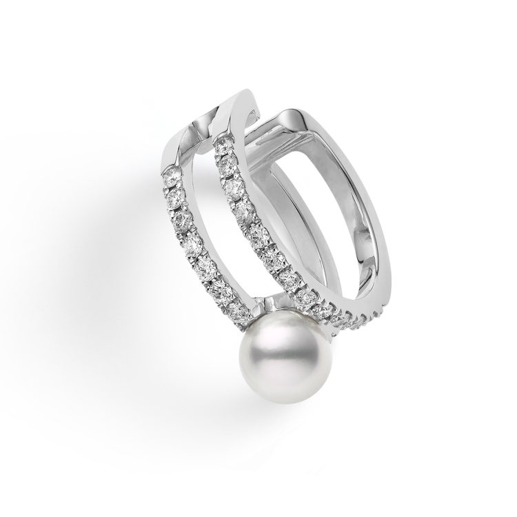 MIKIMOTO雙環鑽石珍珠耳骨夾，18K白金鑲嵌鑽石總重約0.20克拉，搭配日本Akoya珍珠，73,000元。圖／MIKIMOTO提供