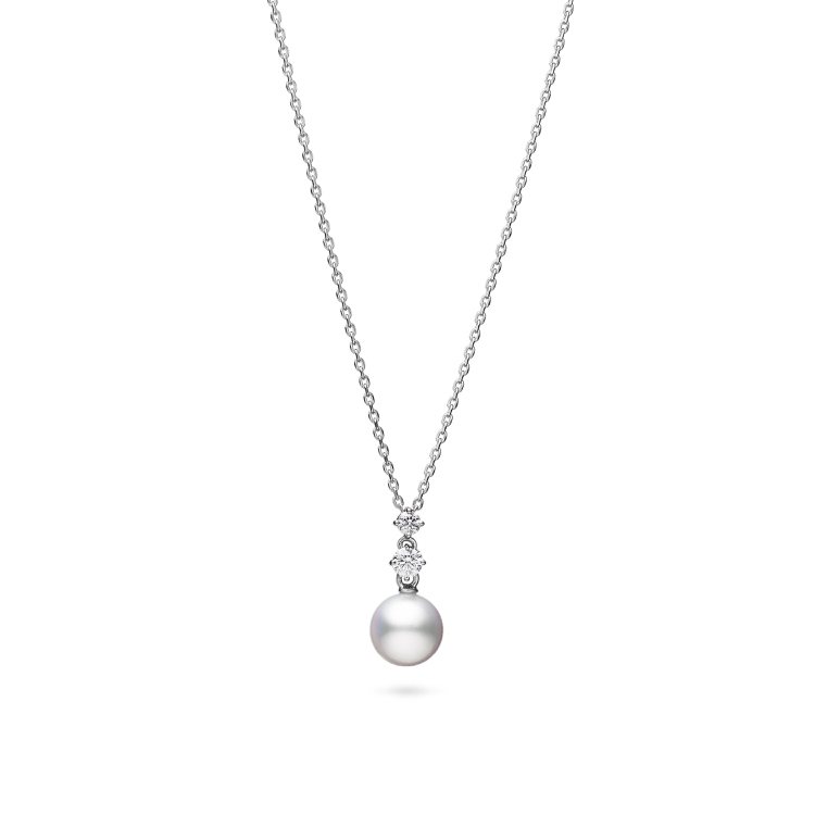 MIKIMOTO珍珠鑽石墜鍊，18K白金鑲嵌鑽石總重約0.10克拉，搭配日本Akoya珍珠，50,000元。圖／MIKIMOTO提供