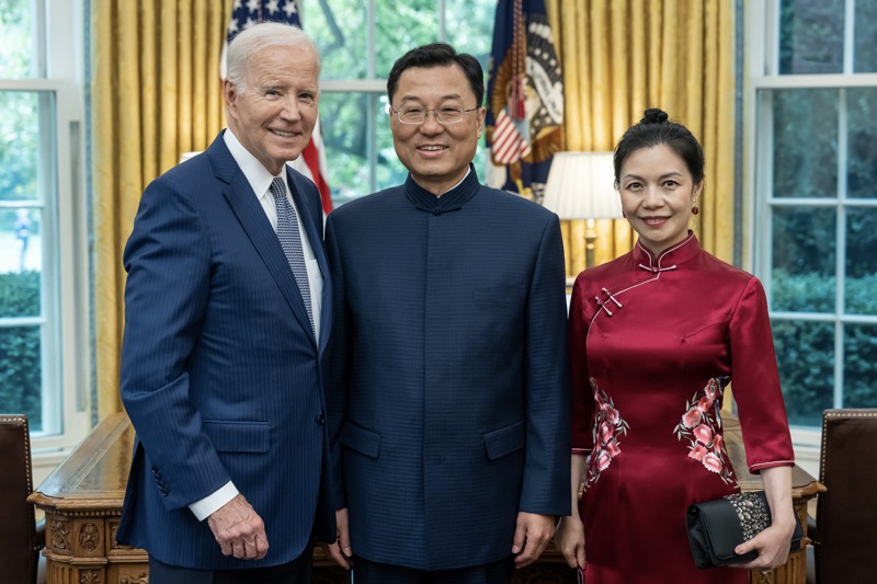 中國駐美大使謝鋒（中）日前於白宮遞交國書給美國總統拜登時，沒有身西裝打領帶，而是身穿「國服」，其夫人（右）則是一身大紅色旗袍。圖／觀察者網