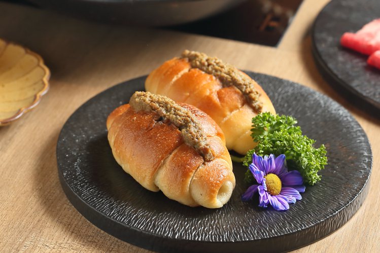 金月壽喜燒中的「咖哩奶油卷」，乃是攜手嵜本生吐司SAKImoto的聯名之作。記者陳睿中／攝影