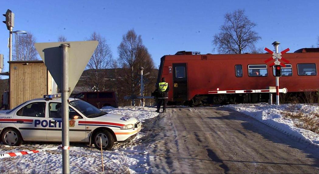 在2021年，挪威鐵路發生了496起平交道事故。圖為挪威一列火車行經平交道。 圖...