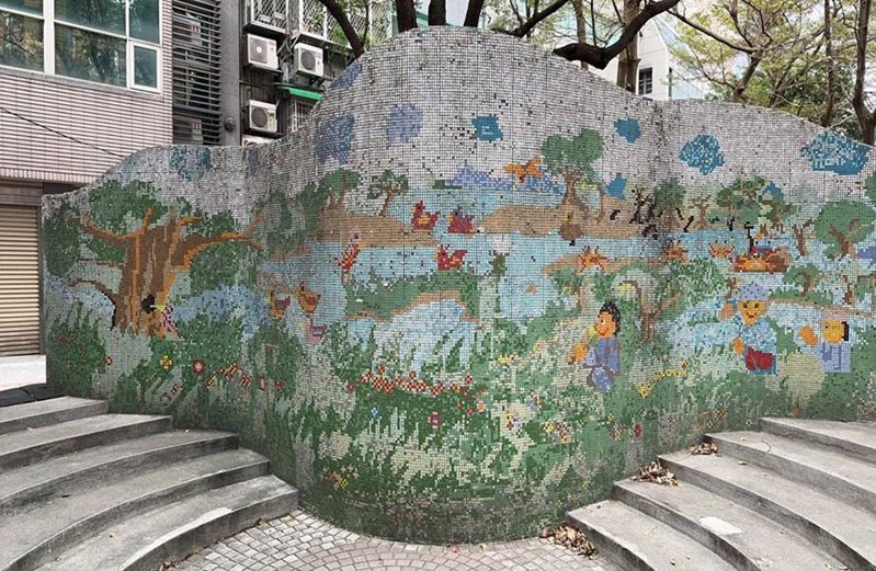 台北市日新國小校友創作公共藝術「兒童的繽紛世界」。中央社／台北捷運提供
