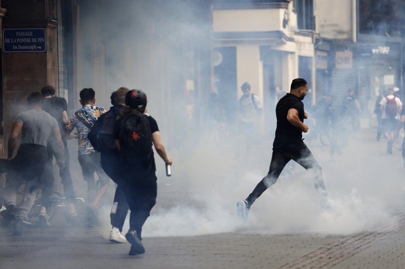 法國巴黎西北郊南泰爾市發生北非裔青少年奈爾因拒絕警方攔檢並逃逸被射殺，在法國各地城市引發暴動。東部史特拉斯堡6月30日也發生抗議，一群年輕人在街上逃竄。美聯社