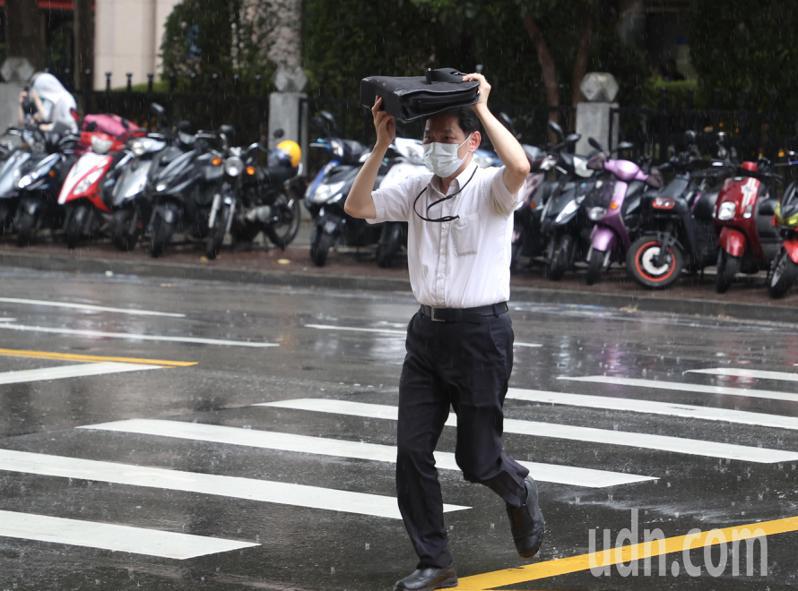 天氣風險公司總經理彭啟明指出，今日午後仍有局部大雷雨，外出記得攜帶雨具。本報資料照片