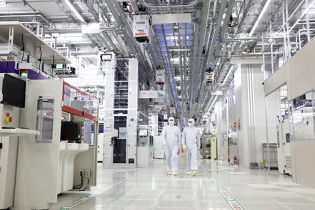 南韓一名分析師表示，三星電子已提高4奈米晶片製程的良率，達到可與台積電相比擬的水準。路透